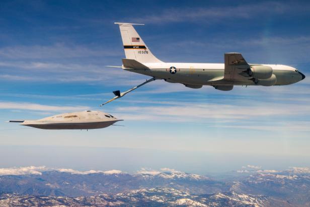 B-21 Raider bei der Luftbetankung