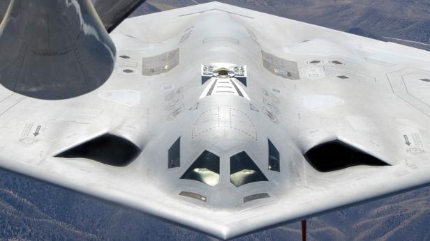 Die Oberseite des Tarnkappenbombers B-21 Raider während eines Luftbetankungstests.