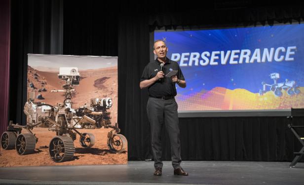 Thomas Zurbuchen bei der Verkündung des Rover-Namens "Perseverance" 2020