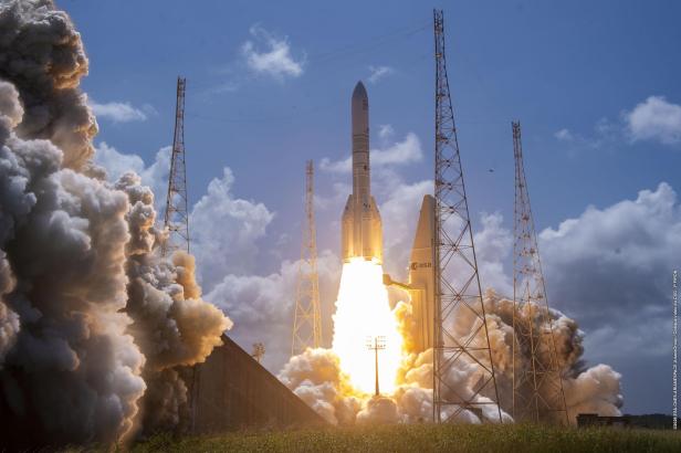 Die Ariane-6-Rakete der ESA startet unter großer Rauchentwicklung vom Weltraumbahnhof Kourou in den Himmel.