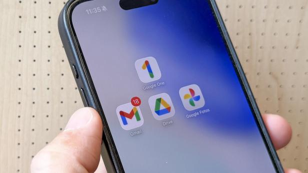 Ein Smartphone-Screen, auf dem mehrere Logos von Google-Diensten zu sehen sind. 