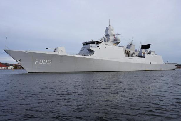 Die niederländische Fregatte Evertsen (F805) liegt im Hafen am Wasser.