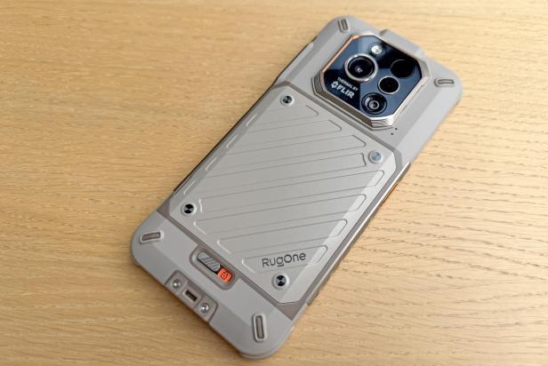 Das RugOne Xever 7 Pro liegt auf einem Tisch.