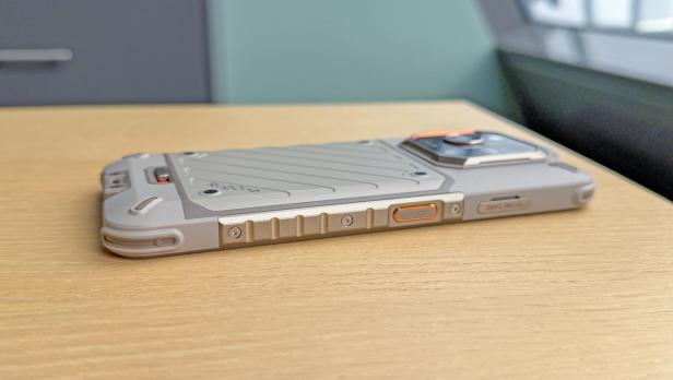 RugOne Xever 7 Pro liegt auf dem Tisch