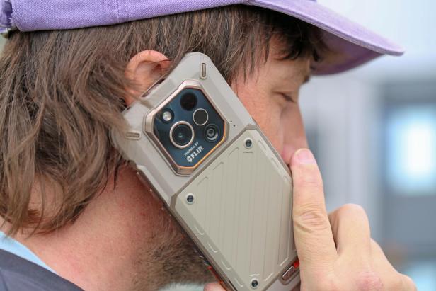 Jemand telefoniert mit dem RugOne Xever 7 Pro 