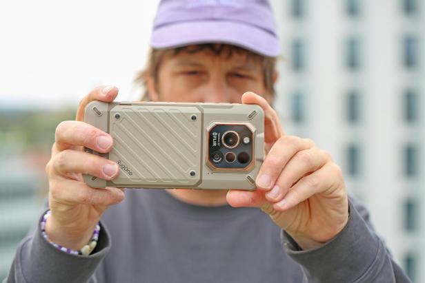 Jemand fotografiert mit dem RugOne Xever 7 Pro 