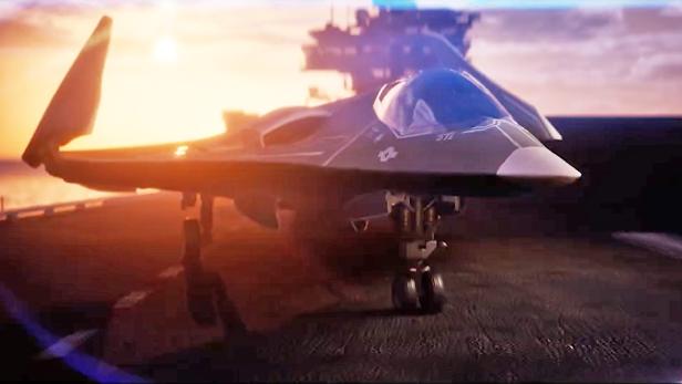 Kampfjet steht mit noch oben geklappten Flügeln am Deck eines FLugzeugträgers
