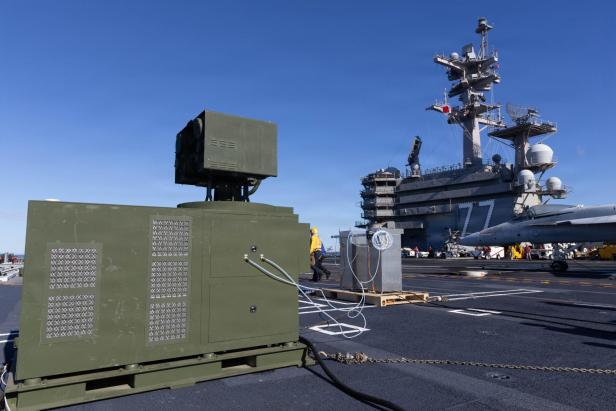 Der grüne Container der Laserwaffe LOCUST steht auf dem Flugdeck des Flugzeugträgers  USS George H.W. Bush