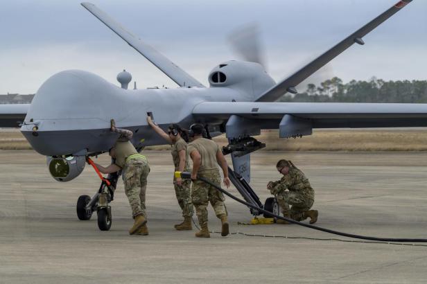 Bodenpersonal bereitet den Start einer grauen MQ-9 Reaper Drohne vor