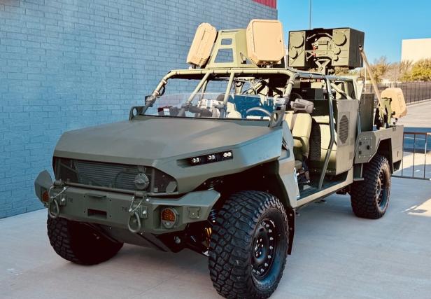Gekändewagen steht am Parkplatz auf der Ladefläche ist eine Laserwaffe installiert