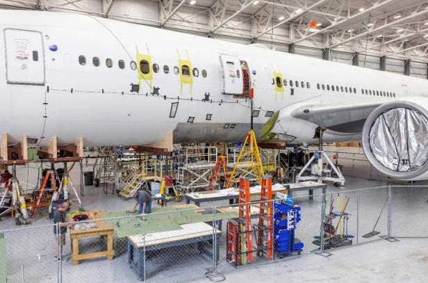 Eine Boeing 777 wird für die NASA umgebaut.