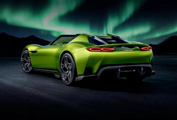 Der grüne Sportwagen Formula X von Fang Cheng Bao steht mit offenem Verdeck und markanten Rückleuchten vor einer Kulisse mit Polarlichtern.