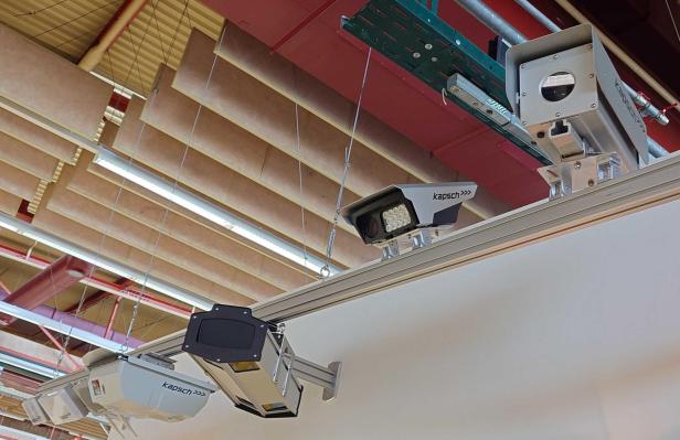 mehrere Systeme von Kapsch TrafficCom auf einer Leiste unter dem Fabriksdach