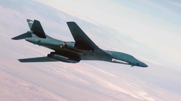 B-1B Lancer mit an der Außenseite montierter AGM-183 ARRW im Flug über Wüstenlandschaft.