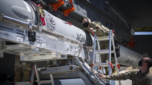 2 Soldaten bringen eine ARRW-Rakete an einem Flugzeug an