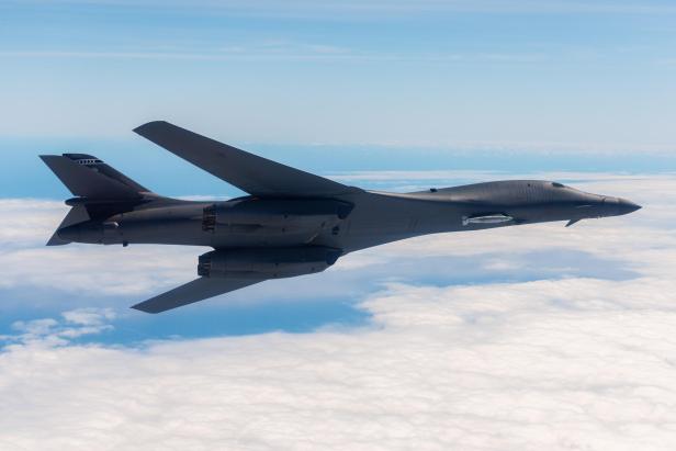 Ein B-1B Bomber fliegt über den Wolken