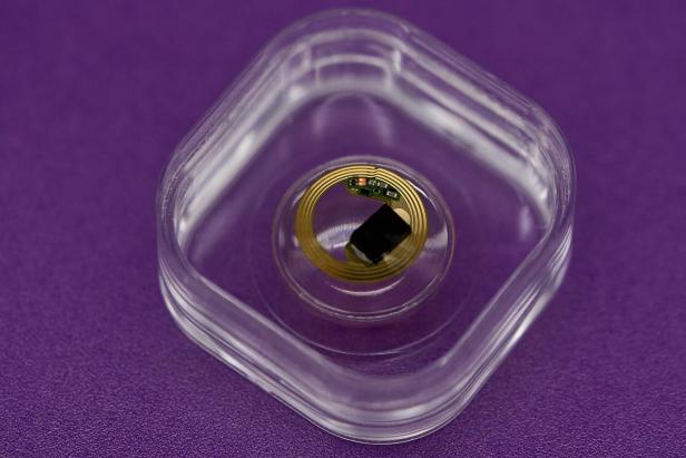 eine Kontaktlinse mit Mini-Platine und elektronischen Bahnen