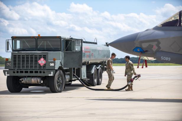 Ein F-35 Kampfjet wird am Flugfeld von einem grünen Tanklaster betankt