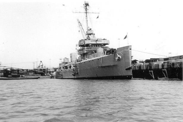 Ein Schwarzweißfoto eines Kriegsschiffs aus dem Jahr 1946
