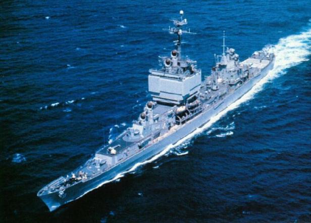 Kriegsschiff fährt auf dem Meer