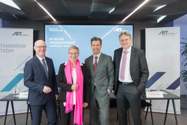 v.l.n.r.: Peter Schwab, Vorsitzender des AIT-Aufsichtrats; Brigitte Bach, AIT Managing Director & Spokesperson of the AIT-Management; Alexander Svejkovsky, AIT Managing Director; Andreas Kugi, AIT Scientific Director