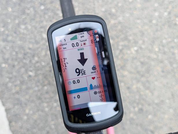 Garmin-Fahrradcomputer mit Radar- und Wetteranzeige auf einem Fahrradlenker im Einsatz.