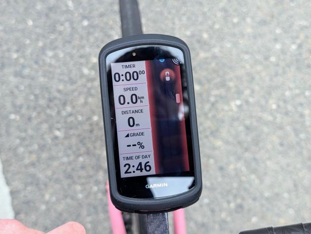 Garmin-Fahrradcomputer mit Radar-Anzeige und Fahrdaten auf einem Fahrradlenker.