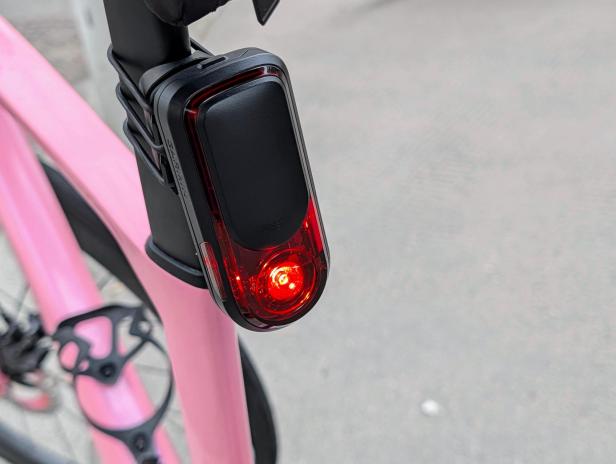 Garmin Varia RearVue 820 als Rücklicht an einer pinken Fahrrad-Sattelstütze montiert.