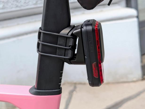 Garmin Varia RearVue 820 ist an einer Aero-Sattelstütze eines Fahrrads montiert.