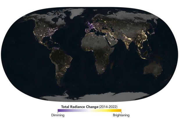 Weltkarte zeigt Veränderungen der nächtlichen Lichtemissionen von 2014 bis 2022 laut NASA-Black-Marble-Daten, mit Aufhellungen in Asien und Abdunkelungen in Teilen Europas.