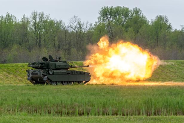 Der Panzer M10 Booker feuert seine Kanone ab, die einen großen Feuerball erzeugt
