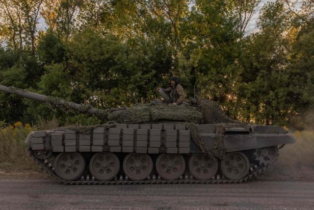 Ein Panzer in der Ukraine fäht auf einer ungepflasterten Straße