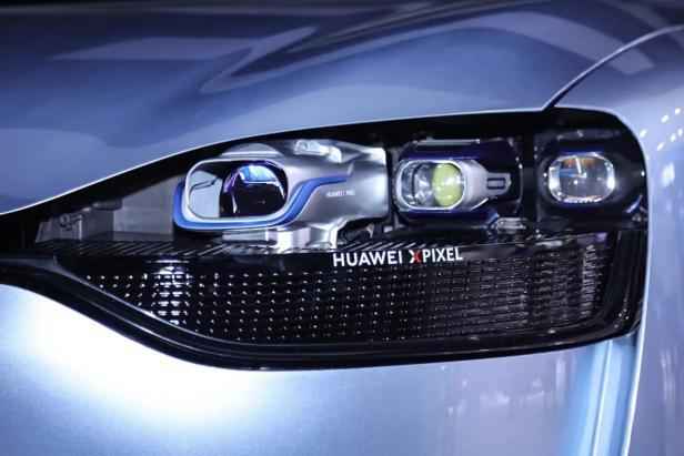 Detailaufnahme eines Autoscheinwerfers mit integriertem Huawei XPixel Projektorsystem.