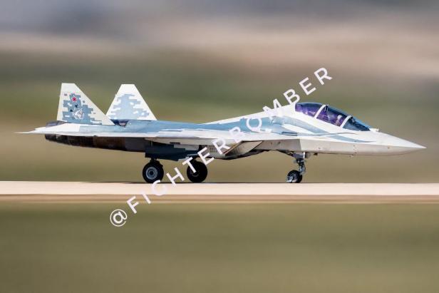 Kampfflugzeug Su-57D steht auf der Startbahn