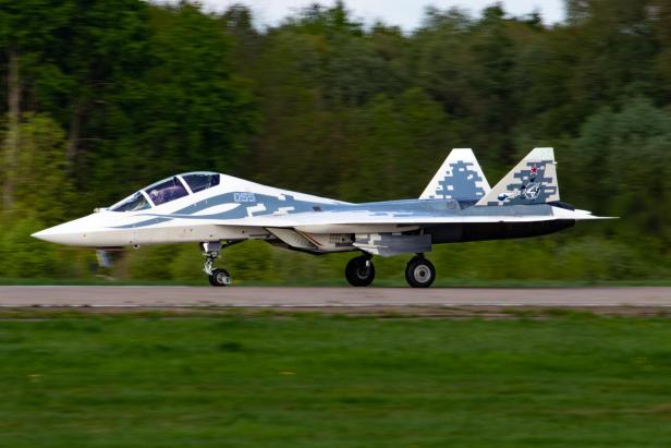 Kampfjet Su-57D am Boden nach der Landung