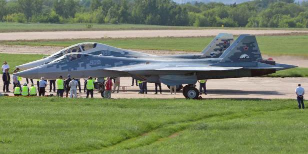 2 Kampfjets stehen am Rollfeld des Flughafens direkt nebeneinander