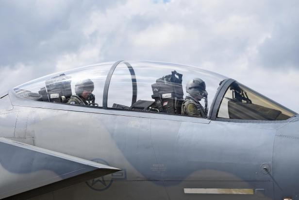 Pilot und Waffenoffizier in einem Kampfjet des Typs F-15