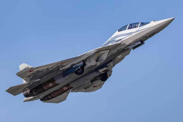 Kampfjet Su-57D fliegt vor blauem Himmel