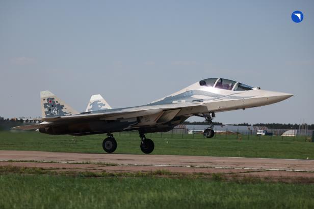 Kampfjet Su-57D hebt auf Flugfeld ab