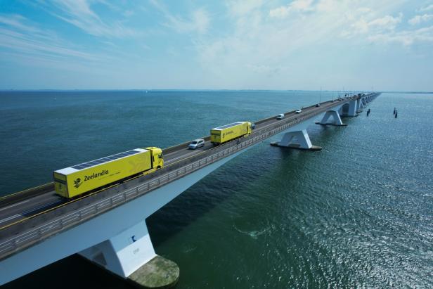 Vor allem E-Lkw könnten von integrierten Solarpanelen profitieren.