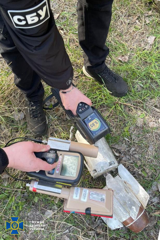 Trümmer einer Rakete werden mit Strahlenmessern untersucht