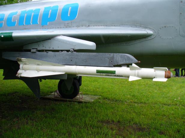 Eine R-60 Luft-Luft-Rakete ist unter dem Flügel eines Militärflugzeugs montiert.