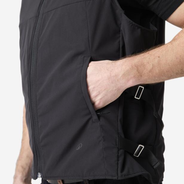 Ein Mann trägt die schwarze, ärmellose Airbag-Weste von Decathlon und In&motion mit sichtbarer Elektronik am Rücken.