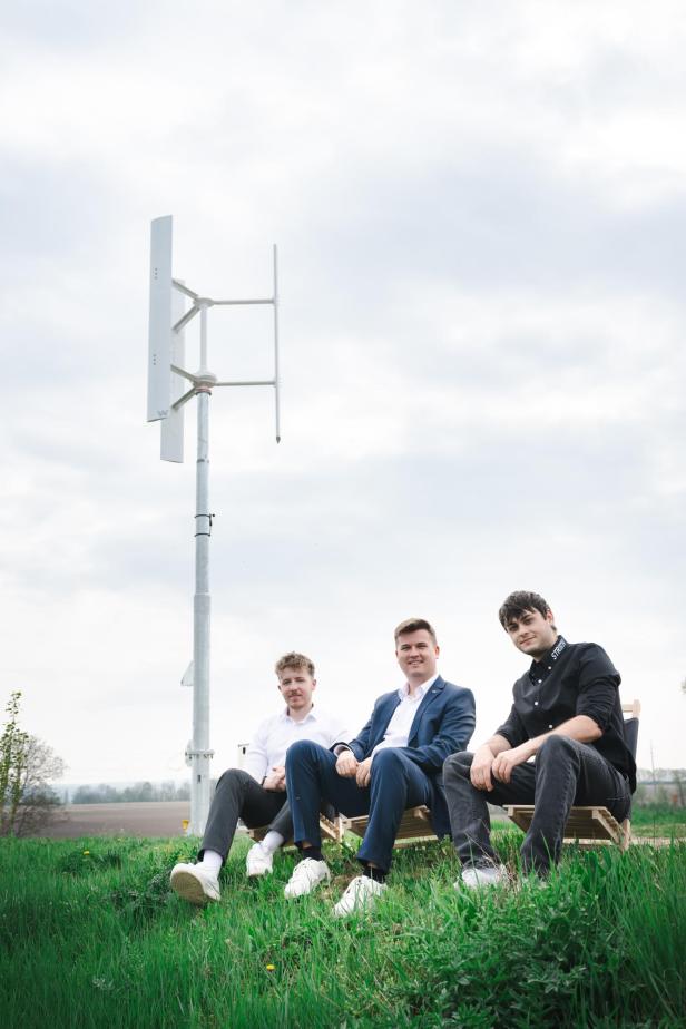 Die Gründer v.l.n.r.: Nicolas Mühlberger, Michael Strudler und Andreas Strommer sitzen vor einer ihrer Winkraftanlagen