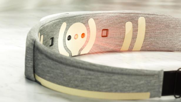 Das Muse Athena S Stirnband zeigt goldene Sensoren und leuchtende LEDs zur Messung von Gehirnwellen, Durchblutung und Herzfrequenz.
