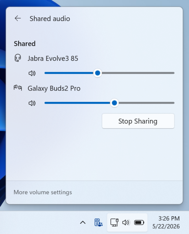 Windows-11-Menü zur gemeinsamen Audioausgabe auf zwei Bluetooth-Kopfhörern mit Lautstärkereglern.