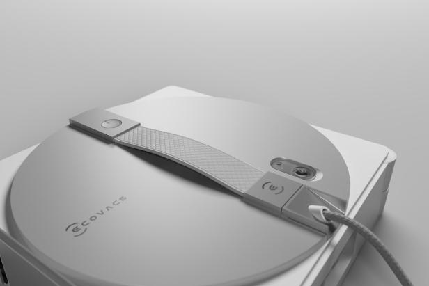 Nahaufnahme des WINBOT W3 OMNI Fensterreinigungsroboters von ECOVACS in modernem Design.