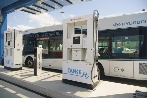 Wasserstofftankstelle von Wien Energie mit einem Wasserstoffbus im Hintergrund.