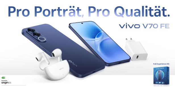 Das vivo V70 FE Smartphone in Blau, dazu passende Buds Air3 Kopfhörer, ein Ladegerät und die Verpackung des Full Experience Kits sind nebeneinander angeordnet.