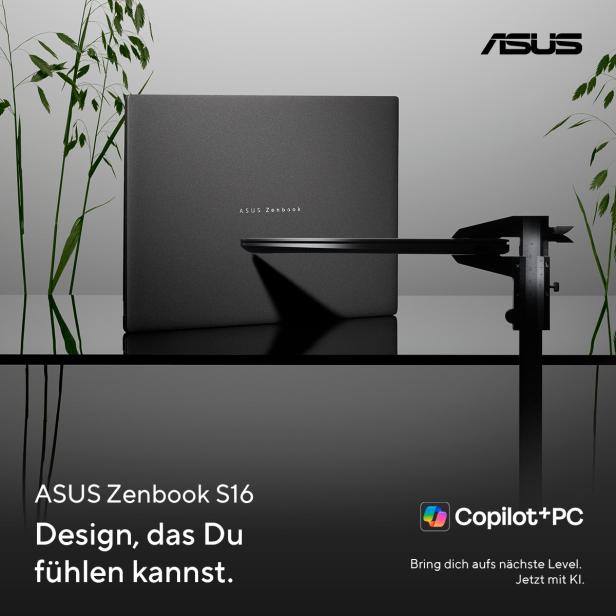 ASUS Zenbook S16 auf einem Tisch, daneben Pflanzen und Messgerät zur Darstellung der Gehäusedicke.